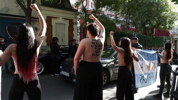 Feministas repudiaron la visita de Milei en la Embajada argentina en España